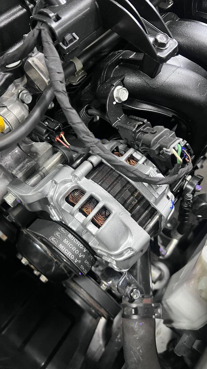 Alternador instalado no motor