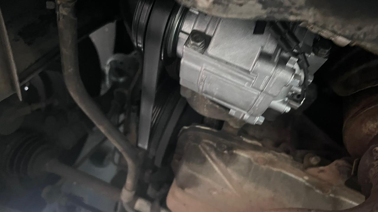 Compressor de A/C instalado no veículo